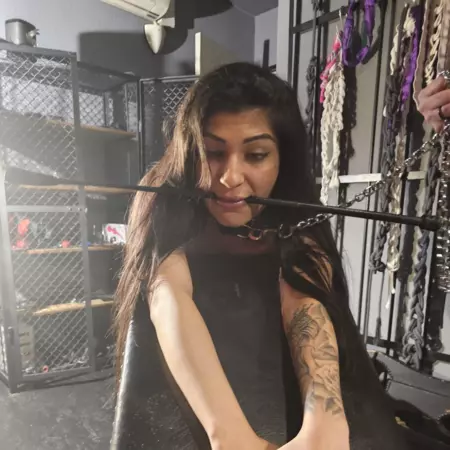 Lia strenge Sklavin  mit spuren