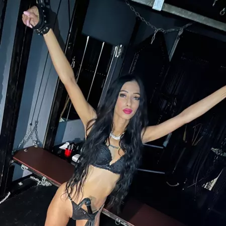 Stella 19 strenge Sklavin mit spuren